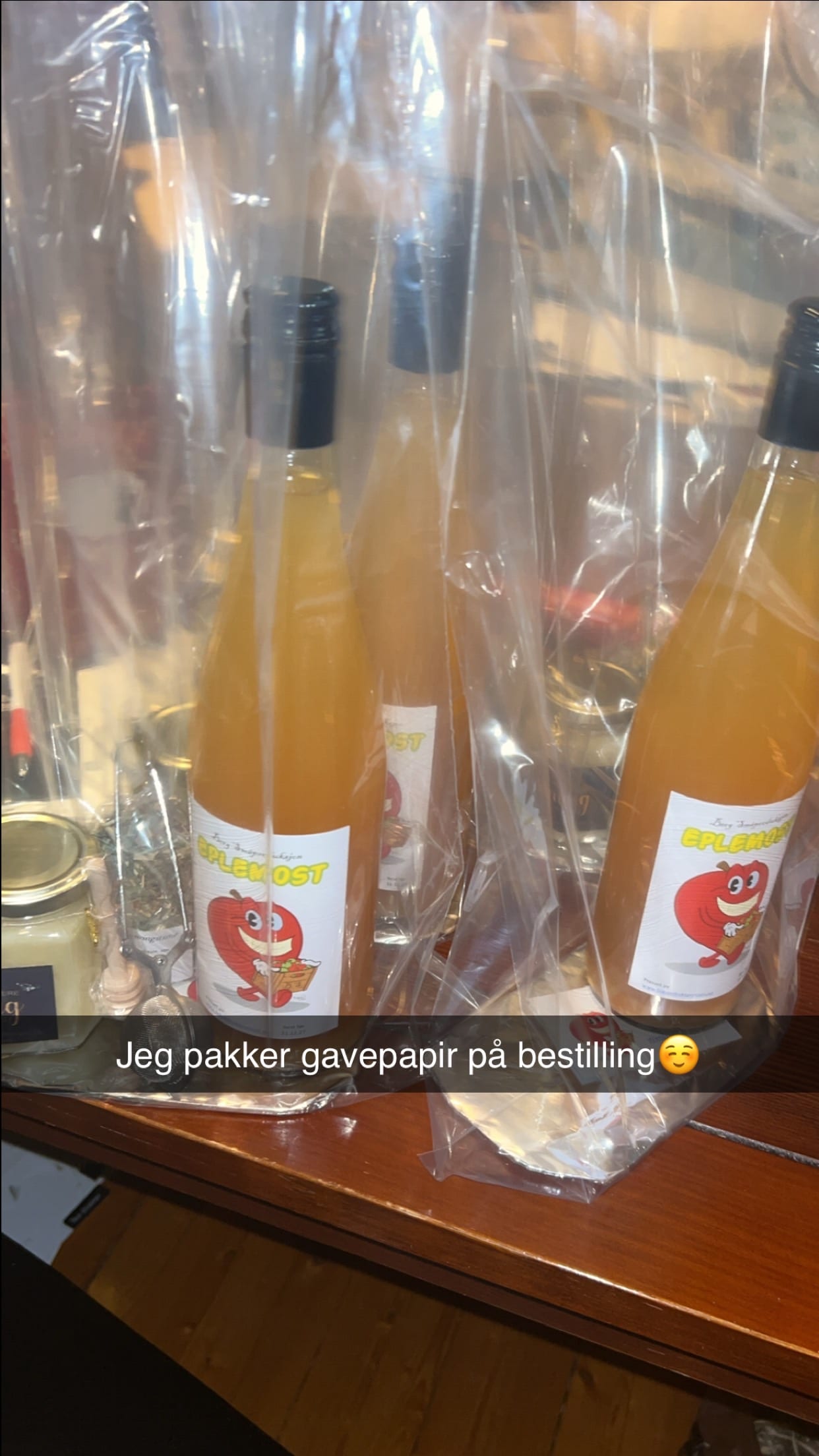 Eplemost pakket som gave.
